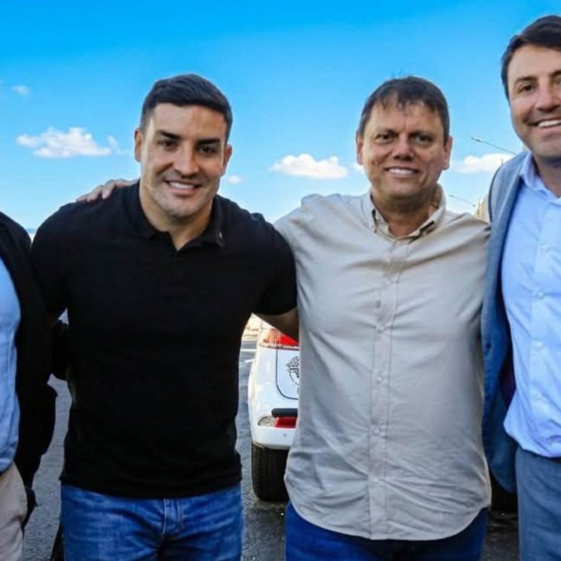 Da esquerda para a direita: Cezar, Wesley "Lelinho" Cezar, o governador Tarcísio de Freitas e o prefeito de Santana de Parnaíba, Elvis Cezar, durante encontro que reforçou o diálogo político e o fortalecimento de pautas para a região.

Crédito: Divulgação