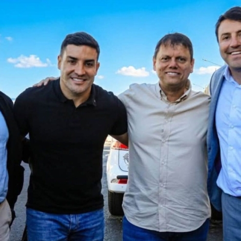 Da esquerda para a direita: Cezar, Wesley "Lelinho" Cezar, o governador Tarcísio de Freitas e o prefeito de Santana de Parnaíba, Elvis Cezar, durante encontro que reforçou o diálogo político e o fortalecimento de pautas para a região.

Crédito: Divulgação