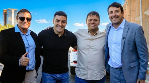 Da esquerda para a direita: Cezar, Wesley "Lelinho" Cezar, o governador Tarcísio de Freitas e o prefeito de Santana de Parnaíba, Elvis Cezar, durante encontro que reforçou o diálogo político e o fortalecimento de pautas para a região.
Crédito: Divulgação