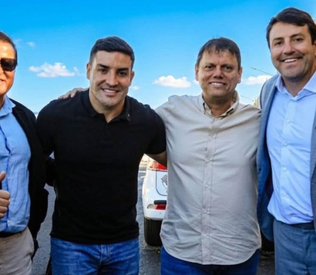 Da esquerda para a direita: Cezar, Wesley "Lelinho" Cezar, o governador Tarcísio de Freitas e o prefeito de Santana de Parnaíba, Elvis Cezar, durante encontro que reforçou o diálogo político e o fortalecimento de pautas para a região.

Crédito: Divulgação
