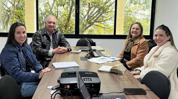 Representantes da Prefeitura de Mairinque e do Sebrae se reuniram para alinhar novas estratégias voltadas ao fortalecimento do empreendedorismo, à geração de oportunidades e ao desenvolvimento sustentável do município.

Crédito: Divulgação