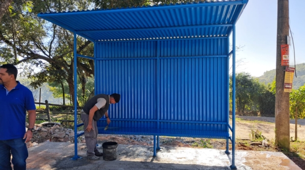 Novos pontos de ônibus foram instalados pela Prefeitura de Mairinque em diferentes bairros do município, ampliando a infraestrutura urbana e proporcionando mais conforto, segurança e comodidade aos usuários do transporte coletivo.

Foto: Prefeitura De Mairinque