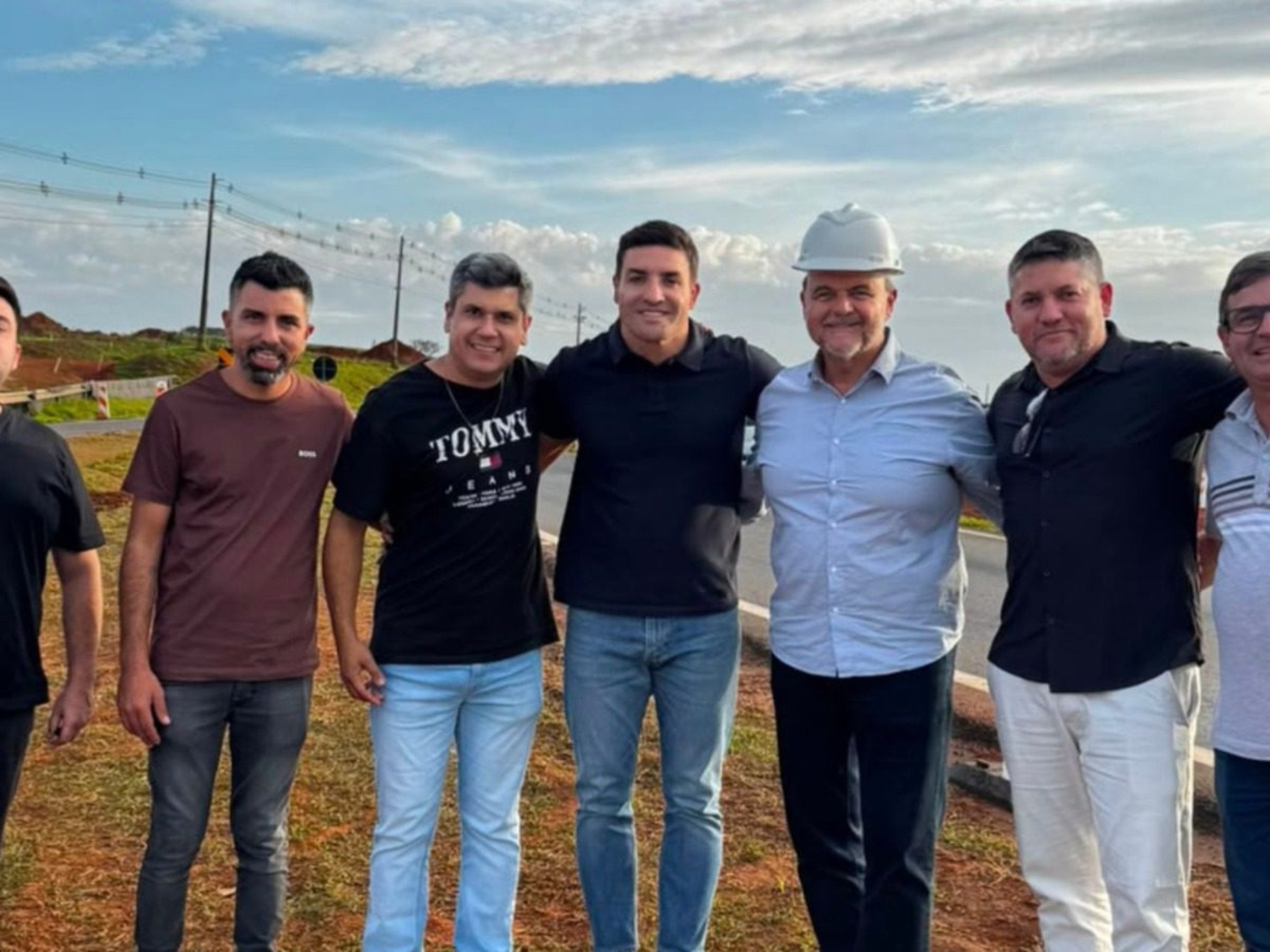 Wesley Cezar (à esquerda) e o deputado estadual Ricardo Madalena (à direita, de capacete) acompanharam as obras de remodelação dos acessos da SP-127, em Tatuí, um dos maiores investimentos em mobilidade urbana do interior paulista.
Crédito: Divulgação