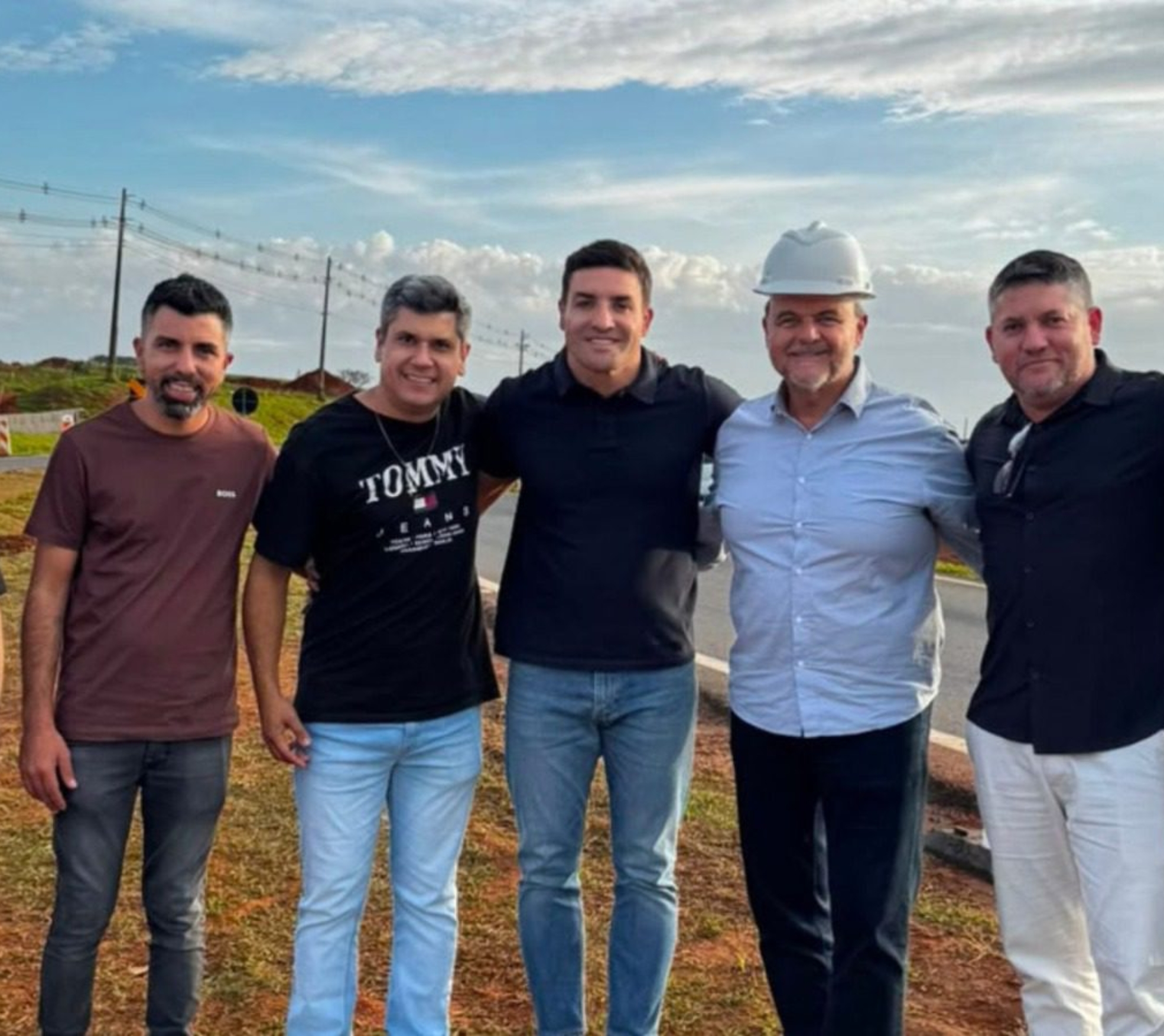 Wesley Cezar (à esquerda) e o deputado estadual Ricardo Madalena (à direita, de capacete) acompanharam as obras de remodelação dos acessos da SP-127, em Tatuí, um dos maiores investimentos em mobilidade urbana do interior paulista.
Crédito: Divulgação