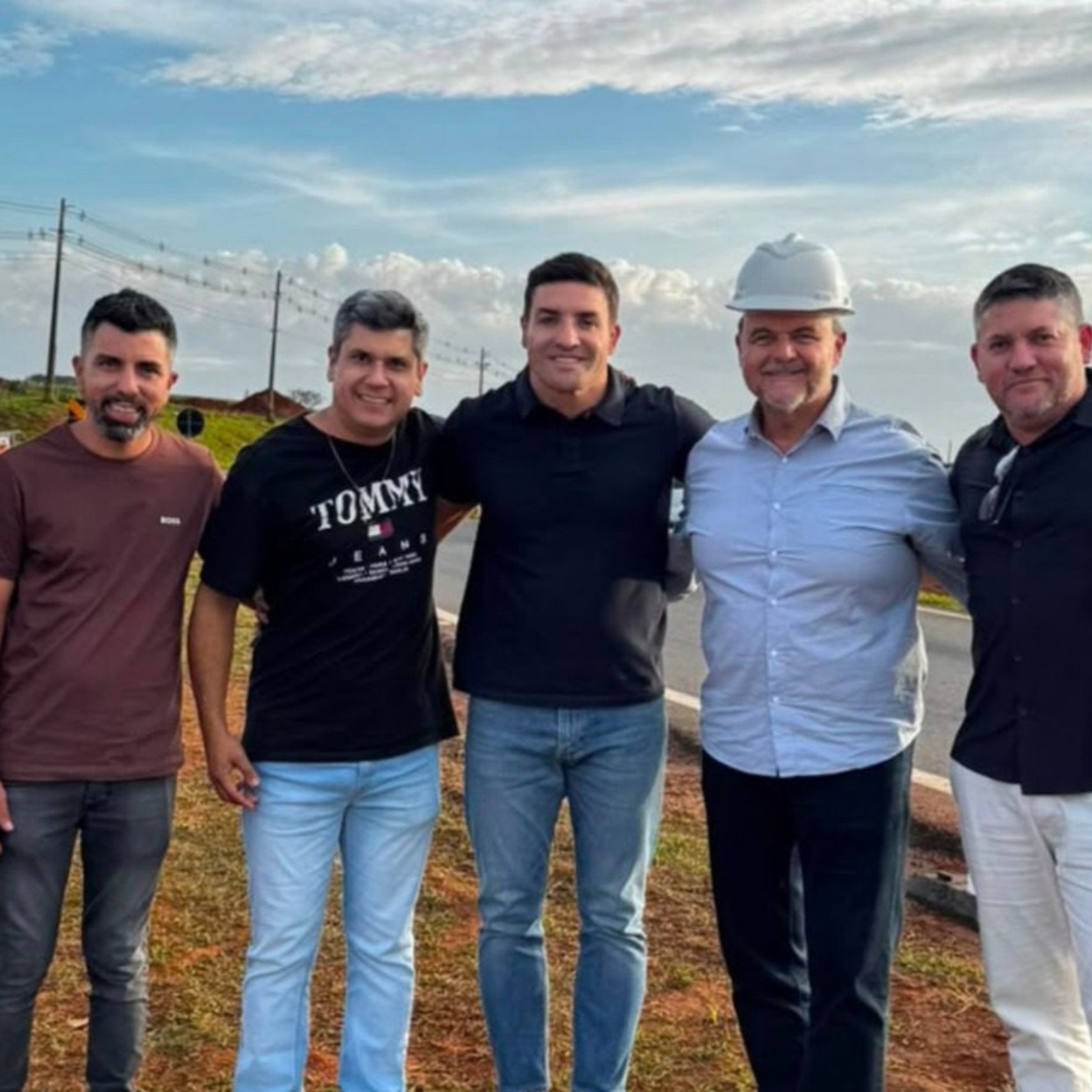 Wesley Cezar (à esquerda) e o deputado estadual Ricardo Madalena (à direita, de capacete) acompanharam as obras de remodelação dos acessos da SP-127, em Tatuí, um dos maiores investimentos em mobilidade urbana do interior paulista.
Crédito: Divulgação