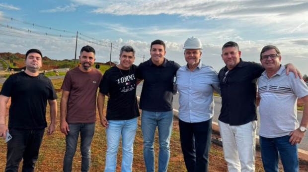 Wesley Cezar (à esquerda) e o deputado estadual Ricardo Madalena (à direita, de capacete) acompanharam as obras de remodelação dos acessos da SP-127, em Tatuí, um dos maiores investimentos em mobilidade urbana do interior paulista.
Crédito: Divulgação