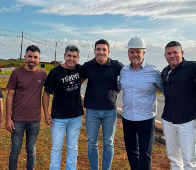 Wesley Cezar (à esquerda) e o deputado estadual Ricardo Madalena (à direita, de capacete) acompanharam as obras de remodelação dos acessos da SP-127, em Tatuí, um dos maiores investimentos em mobilidade urbana do interior paulista.
Crédito: Divulgação