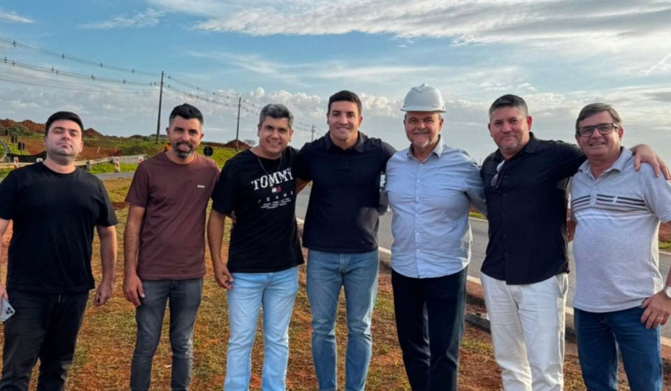 Wesley Cezar (à esquerda) e o deputado estadual Ricardo Madalena (à direita, de capacete) acompanharam as obras de remodelação dos acessos da SP-127, em Tatuí, um dos maiores investimentos em mobilidade urbana do interior paulista.
Crédito: Divulgação