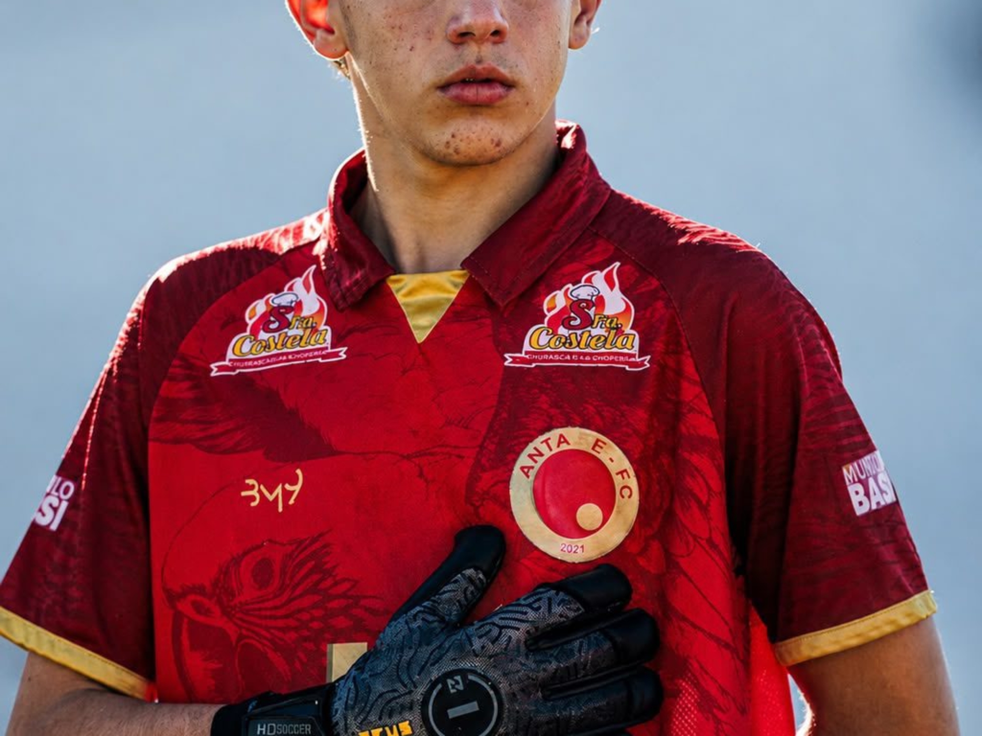 O goleiro Felipe Santos, de 15 anos, trocou a convivência diária com a família pela oportunidade de seguir carreira no futebol. Atualmente no Santa Fé FC, o jovem atleta acumula experiências em importantes competições de base e mantém vivo o sonho de chegar ao futebol profissional. 

Crédito: Divulgação