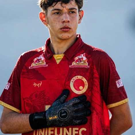 O goleiro Felipe Santos, de 15 anos, trocou a convivência diária com a família pela oportunidade de seguir carreira no futebol. Atualmente no Santa Fé FC, o jovem atleta acumula experiências em importantes competições de base e mantém vivo o sonho de chegar ao futebol profissional. 

Crédito: Divulgação