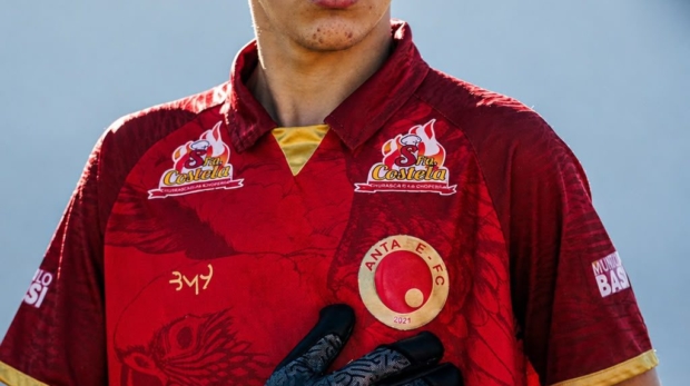 O goleiro Felipe Santos, de 15 anos, trocou a convivência diária com a família pela oportunidade de seguir carreira no futebol. Atualmente no Santa Fé FC, o jovem atleta acumula experiências em importantes competições de base e mantém vivo o sonho de chegar ao futebol profissional. 

Crédito: Divulgação
