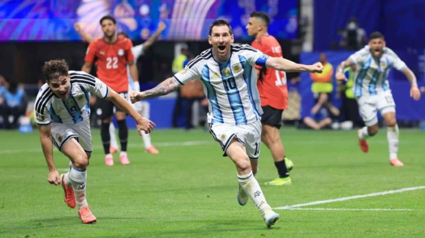 Messi comemora após marcar para a Argentina sobre o Egito na Copa do Mundo Elsa/Getty Images