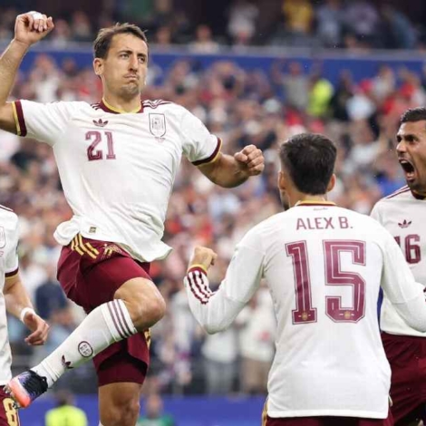 Mikel Oyarzabal comemora gol da Espanha contra a França na Copa do Mundo Hector Vivas - FIFA/FIFA via Getty Images