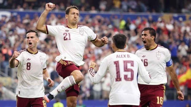 Mikel Oyarzabal comemora gol da Espanha contra a França na Copa do Mundo Hector Vivas - FIFA/FIFA via Getty Images