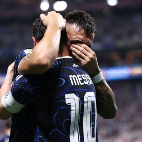 Lautaro Martínez e Messi comemoram abraçados ao gol da Argentina contra a Inglaterra na Copa do Mundo Patrick Smith - FIFA/FIFA via Getty Images