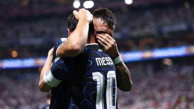 Lautaro Martínez e Messi comemoram abraçados ao gol da Argentina contra a Inglaterra na Copa do Mundo Patrick Smith - FIFA/FIFA via Getty Images