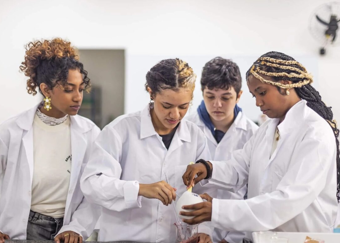 O programa é direcionado a estudantes matriculados na 2ª ou 3ª séries do itinerário de formação técnico profissional do Ensino Médio e com idade mínima de 16 anos na data de admissão. Foto: Divulgação/Governo de SP
