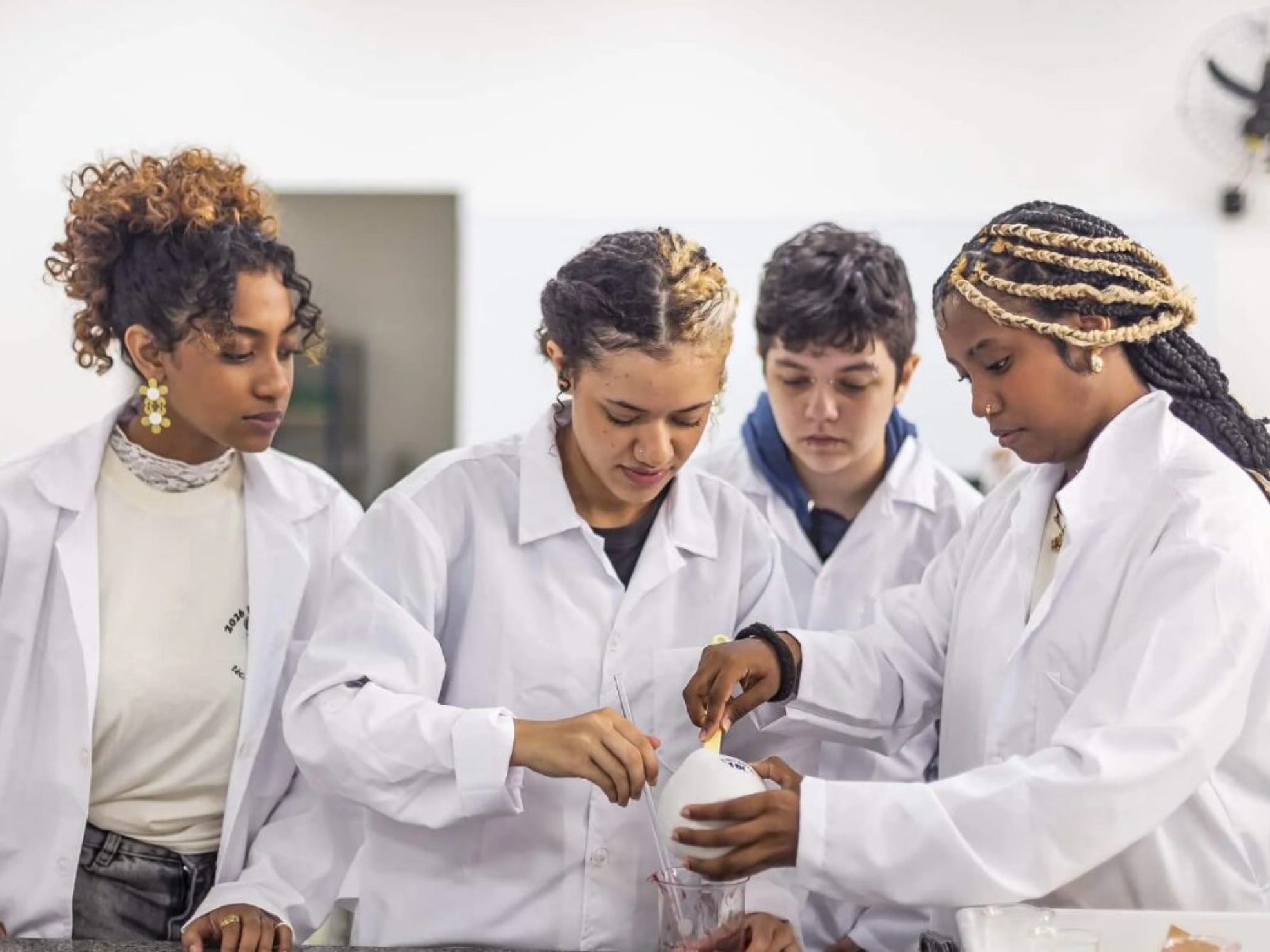 O programa é direcionado a estudantes matriculados na 2ª ou 3ª séries do itinerário de formação técnico profissional do Ensino Médio e com idade mínima de 16 anos na data de admissão. Foto: Divulgação/Governo de SP