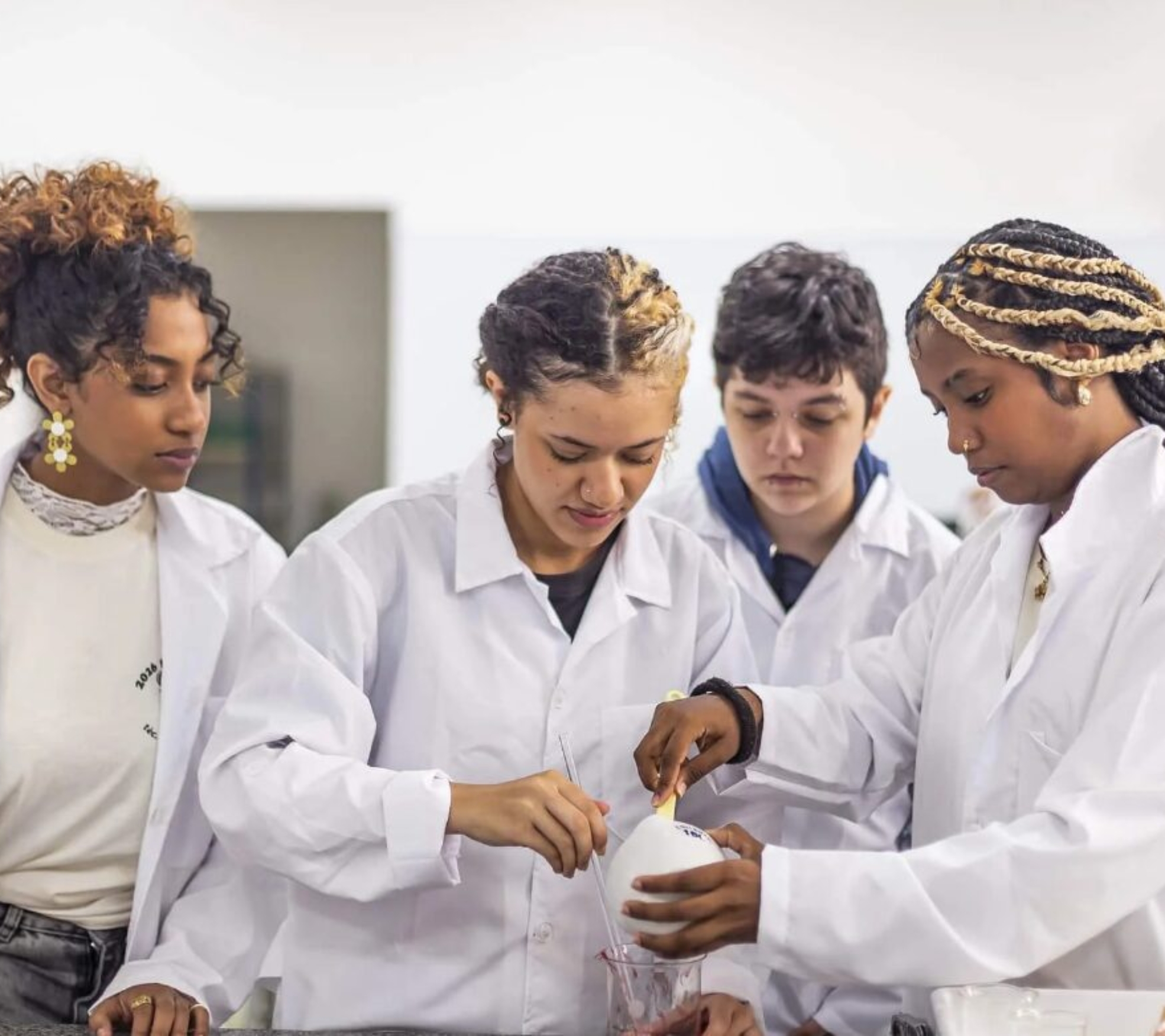 O programa é direcionado a estudantes matriculados na 2ª ou 3ª séries do itinerário de formação técnico profissional do Ensino Médio e com idade mínima de 16 anos na data de admissão. Foto: Divulgação/Governo de SP