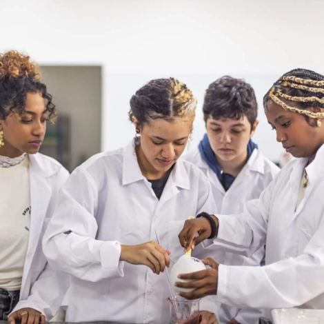 O programa é direcionado a estudantes matriculados na 2ª ou 3ª séries do itinerário de formação técnico profissional do Ensino Médio e com idade mínima de 16 anos na data de admissão. Foto: Divulgação/Governo de SP