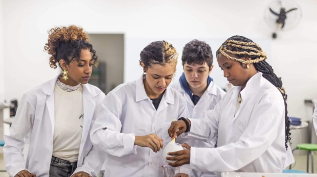 O programa é direcionado a estudantes matriculados na 2ª ou 3ª séries do itinerário de formação técnico profissional do Ensino Médio e com idade mínima de 16 anos na data de admissão. Foto: Divulgação/Governo de SP