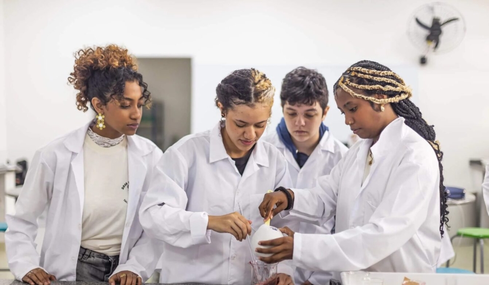 O programa é direcionado a estudantes matriculados na 2ª ou 3ª séries do itinerário de formação técnico profissional do Ensino Médio e com idade mínima de 16 anos na data de admissão. Foto: Divulgação/Governo de SP