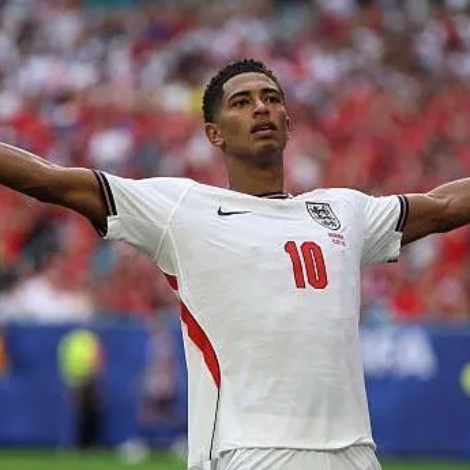Jude Bellingham celebra segundo gol pela Inglaterra • Richard Pelham/Getty Images
