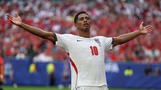 Jude Bellingham celebra segundo gol pela Inglaterra • Richard Pelham/Getty Images