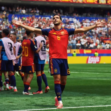 Mikel Merino e os jogadores da Espanha comemorando o gol da vitória sobre a Bélgica, pelas quartas de final da Copa do Mundo • Reprodução/X/@SEFutbol