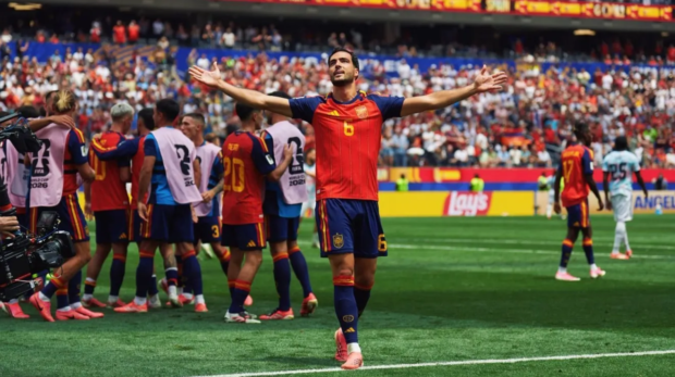 Mikel Merino e os jogadores da Espanha comemorando o gol da vitória sobre a Bélgica, pelas quartas de final da Copa do Mundo • Reprodução/X/@SEFutbol
