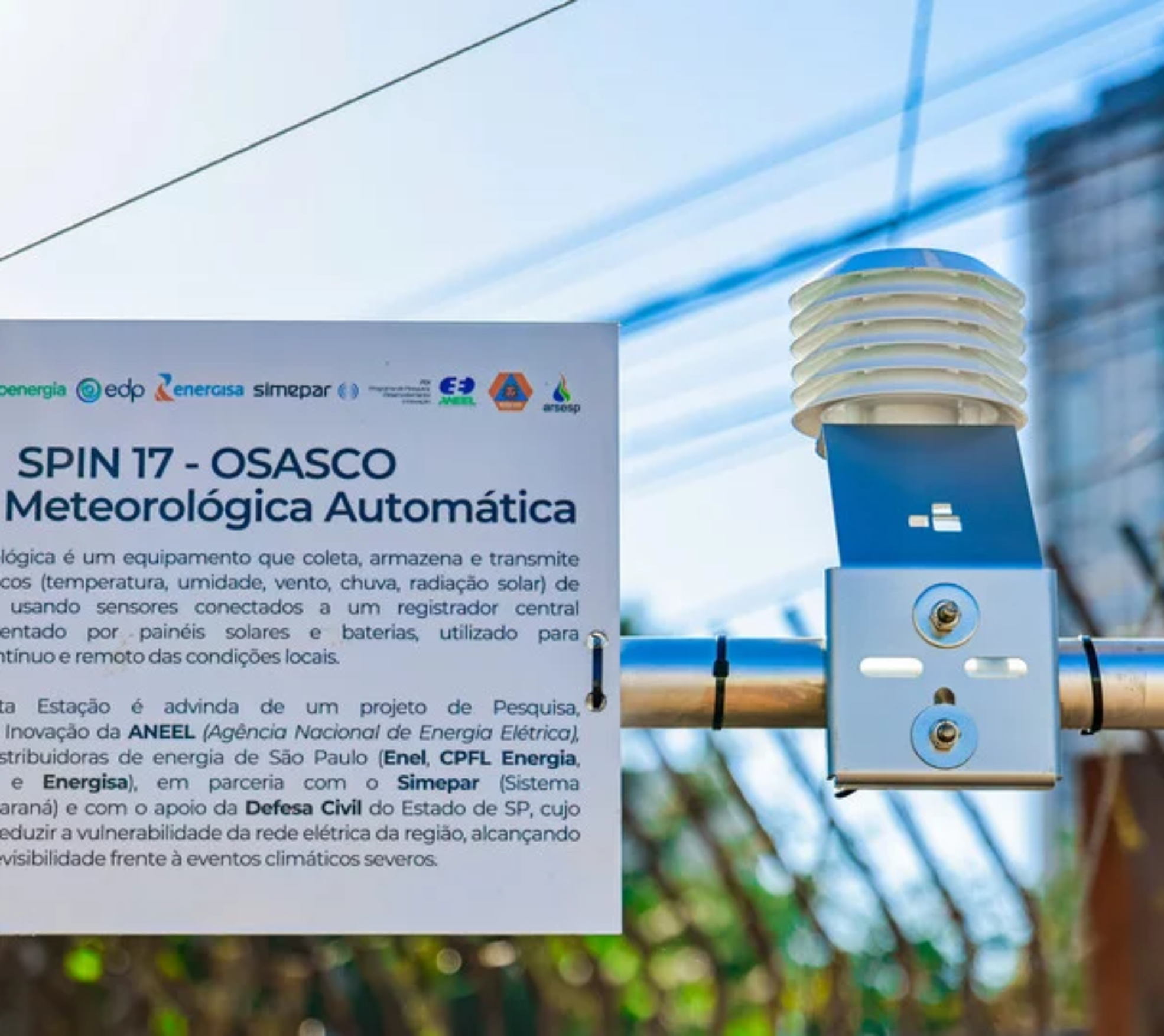 A primeira estação meteorológica de Osasco foi instalada no Centro de Operações Integradas (COI) e permitirá o monitoramento em tempo real de chuvas, temperatura, ventos, umidade do ar e outros indicadores climáticos, ampliando a capacidade de atuação preventiva da Defesa Civil.

Fotos: David Mazzo