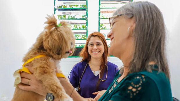 A Prefeitura de Osasco realiza neste sábado uma ação gratuita de vacinação antirrábica para cães e gatos, reforçando a prevenção da raiva e os cuidados com a saúde animal durante a campanha Julho Dourado.

Crédito: SECOM