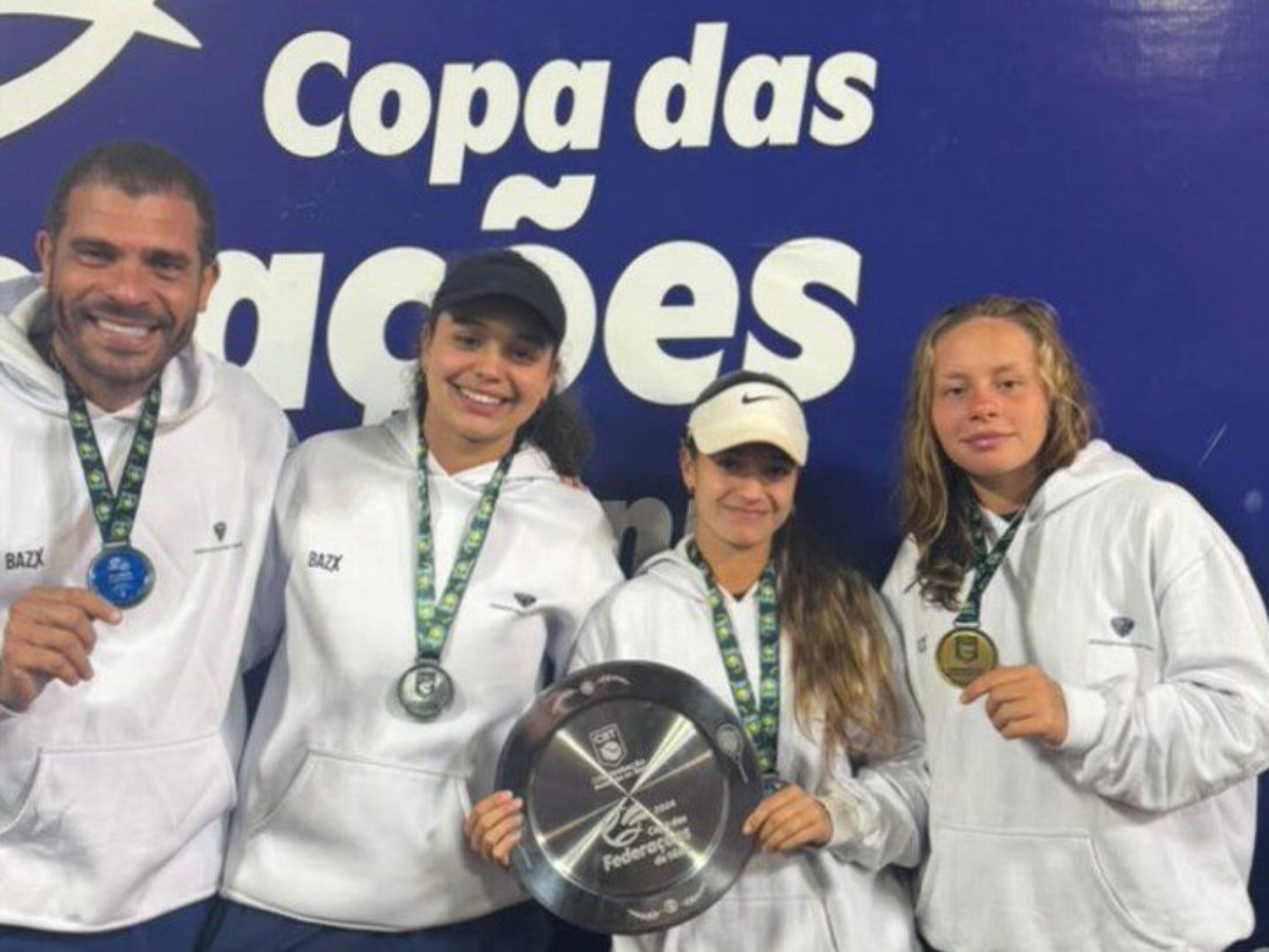 As atletas osasquenses Larissa Silenci, Julia Lima e Clara Borrasca contribuíram para a campanha que garantiu o vice-campeonato geral de São Paulo na 27ª Copa das Federações de Tênis Infantojuvenil, realizada em Uberlândia (MG). Os resultados reforçam a força do tênis de Osasco nas competições nacionais.

Crédito: Divulgação
