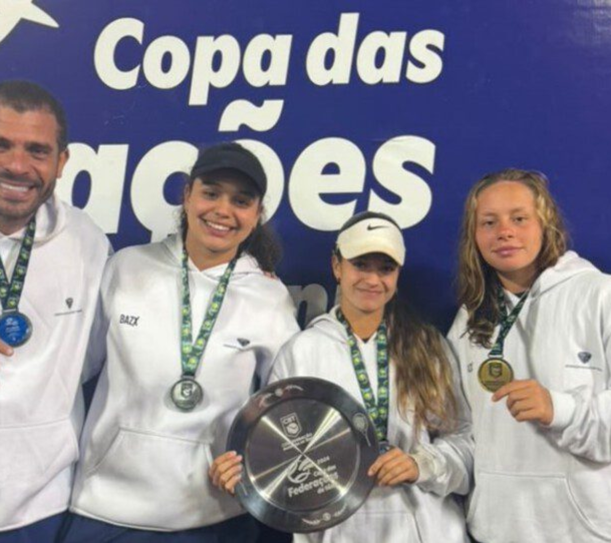 As atletas osasquenses Larissa Silenci, Julia Lima e Clara Borrasca contribuíram para a campanha que garantiu o vice-campeonato geral de São Paulo na 27ª Copa das Federações de Tênis Infantojuvenil, realizada em Uberlândia (MG). Os resultados reforçam a força do tênis de Osasco nas competições nacionais.

Crédito: Divulgação