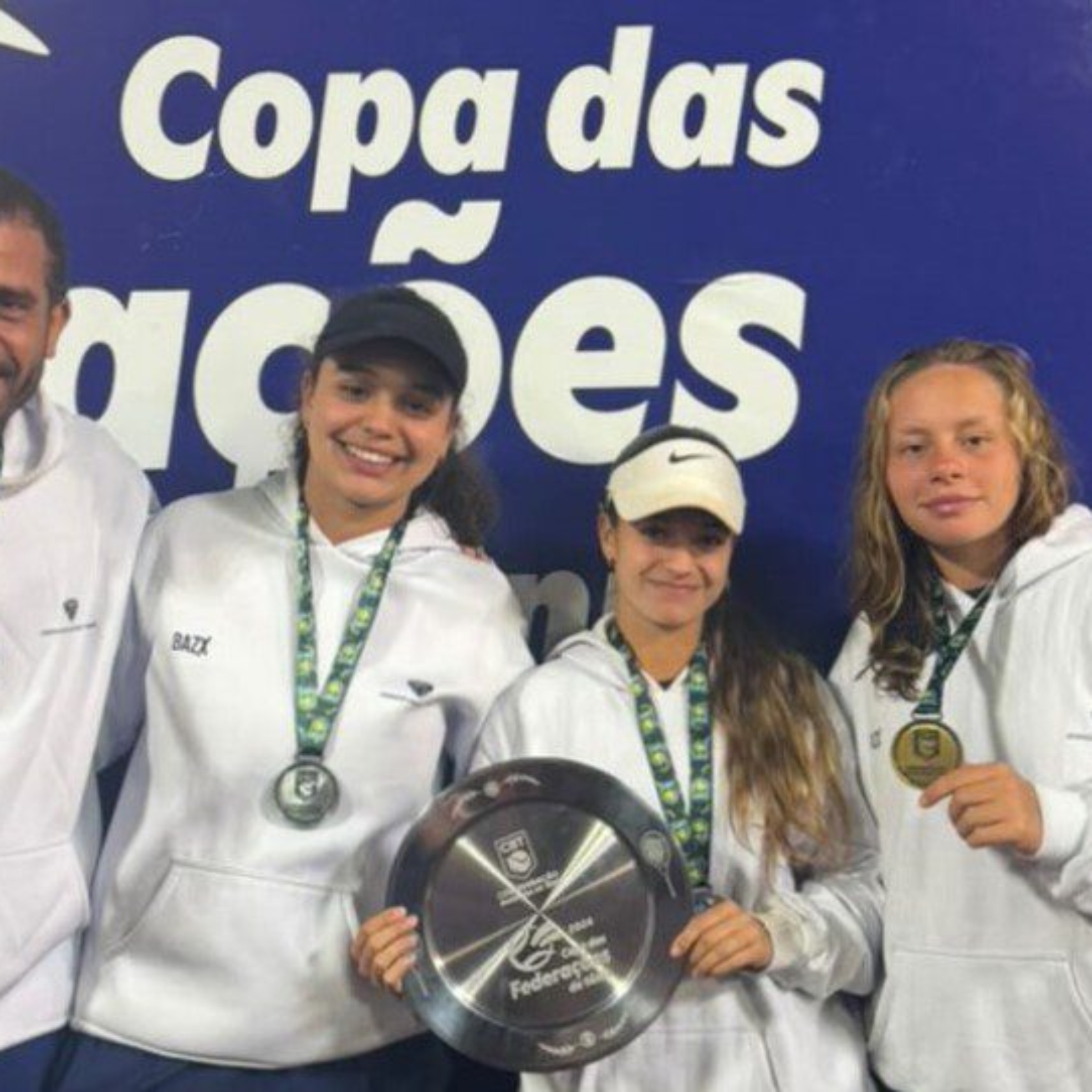 As atletas osasquenses Larissa Silenci, Julia Lima e Clara Borrasca contribuíram para a campanha que garantiu o vice-campeonato geral de São Paulo na 27ª Copa das Federações de Tênis Infantojuvenil, realizada em Uberlândia (MG). Os resultados reforçam a força do tênis de Osasco nas competições nacionais.

Crédito: Divulgação