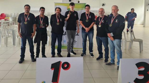 Estratégia, talento e muita concentração! Os enxadristas de Osasco fizeram história nos Jogos Regionais e garantiram os títulos masculino e feminino, levando o nome da cidade ao topo do pódio.
Crédito: Divulgação
