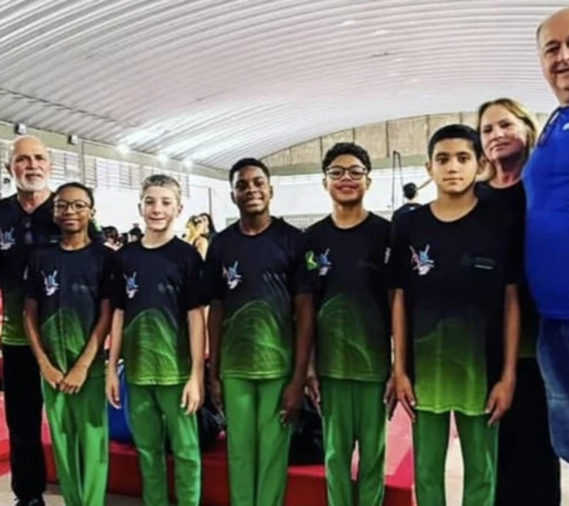 A equipe masculina de Ginástica Artística de Osasco comemora o vice-campeonato por equipes nos 68º Jogos Regionais, coroando uma campanha marcada por excelentes apresentações e conquistas individuais.

Crédito: Indyara Nascimento