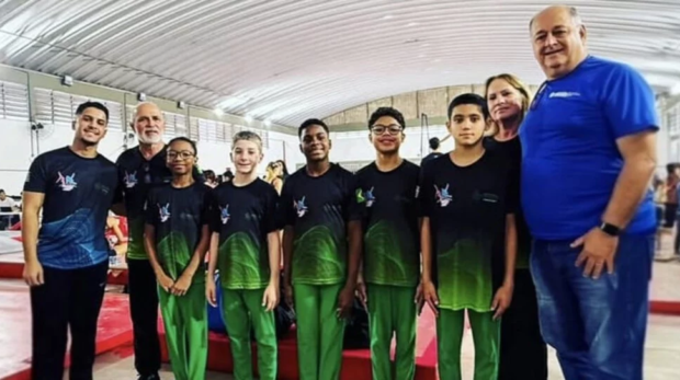 A equipe masculina de Ginástica Artística de Osasco comemora o vice-campeonato por equipes nos 68º Jogos Regionais, coroando uma campanha marcada por excelentes apresentações e conquistas individuais.
Crédito: Indyara Nascimento