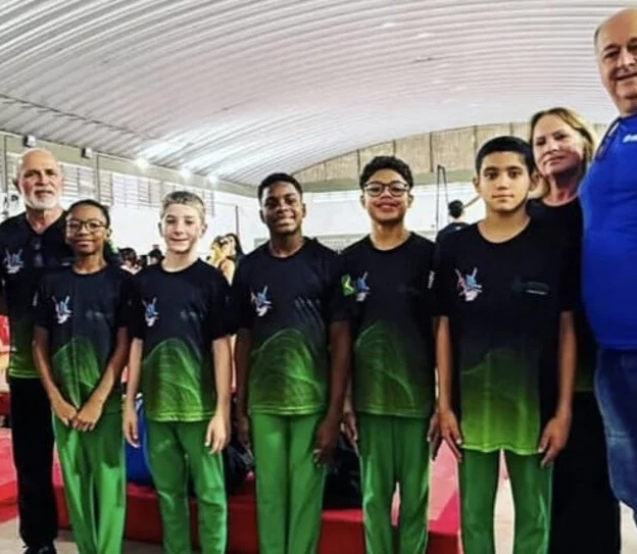 A equipe masculina de Ginástica Artística de Osasco comemora o vice-campeonato por equipes nos 68º Jogos Regionais, coroando uma campanha marcada por excelentes apresentações e conquistas individuais.

Crédito: Indyara Nascimento