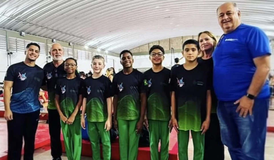 A equipe masculina de Ginástica Artística de Osasco comemora o vice-campeonato por equipes nos 68º Jogos Regionais, coroando uma campanha marcada por excelentes apresentações e conquistas individuais.

Crédito: Indyara Nascimento