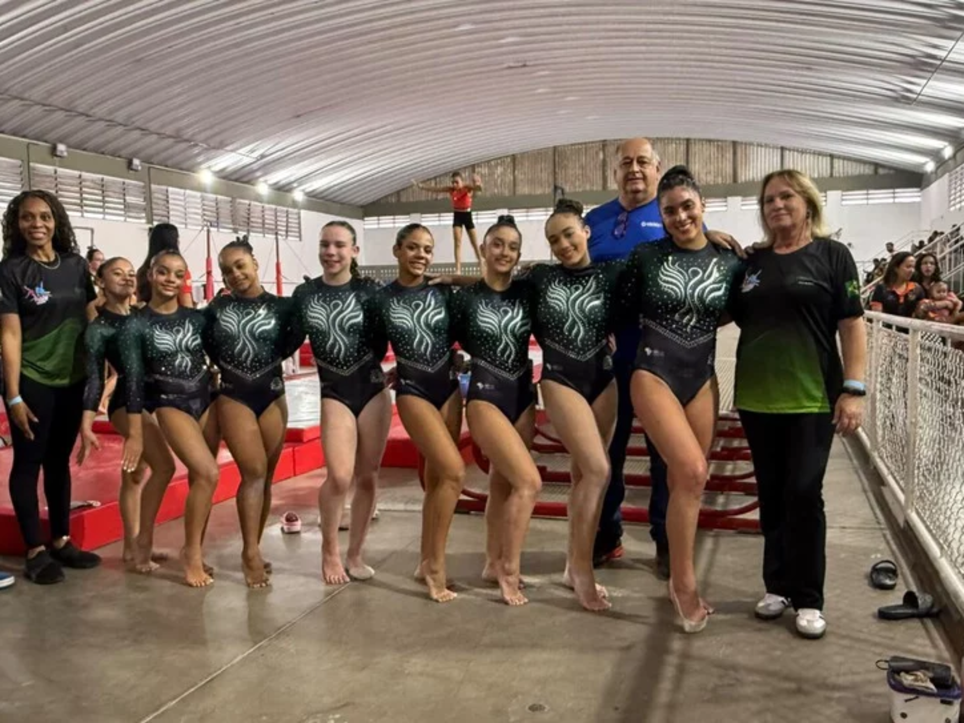 A equipe feminina de Ginástica Artística de Osasco celebra a conquista da medalha de ouro por equipes nos 68º Jogos Regionais, coroando uma campanha marcada por excelentes apresentações e destaque nas provas individuais.

Crédito: Indyara Nascimento