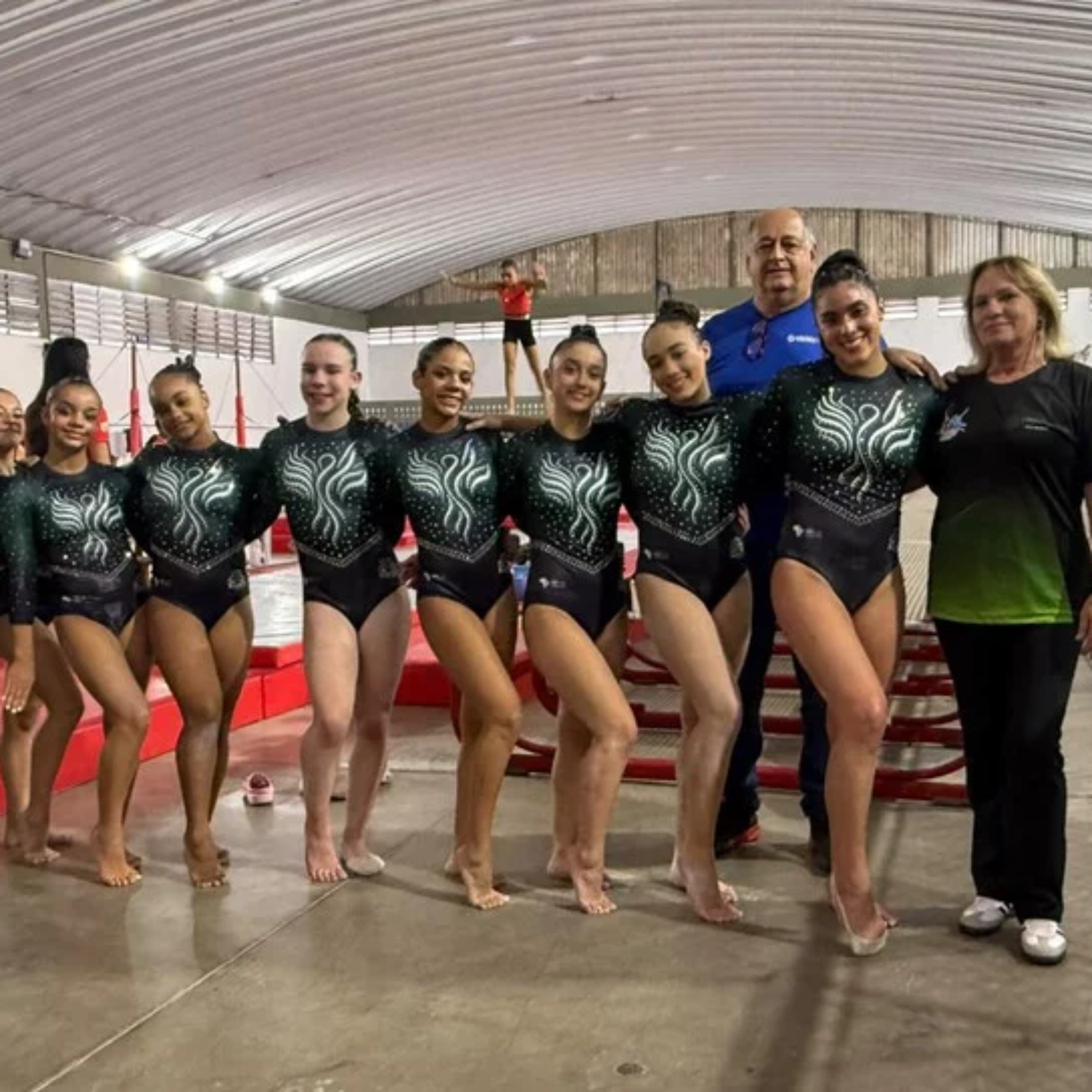 A equipe feminina de Ginástica Artística de Osasco celebra a conquista da medalha de ouro por equipes nos 68º Jogos Regionais, coroando uma campanha marcada por excelentes apresentações e destaque nas provas individuais.

Crédito: Indyara Nascimento