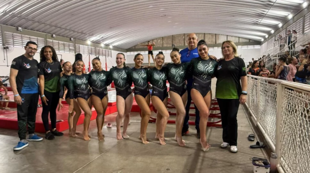 A equipe feminina de Ginástica Artística de Osasco celebra a conquista da medalha de ouro por equipes nos 68º Jogos Regionais, coroando uma campanha marcada por excelentes apresentações e destaque nas provas individuais.

Crédito: Indyara Nascimento