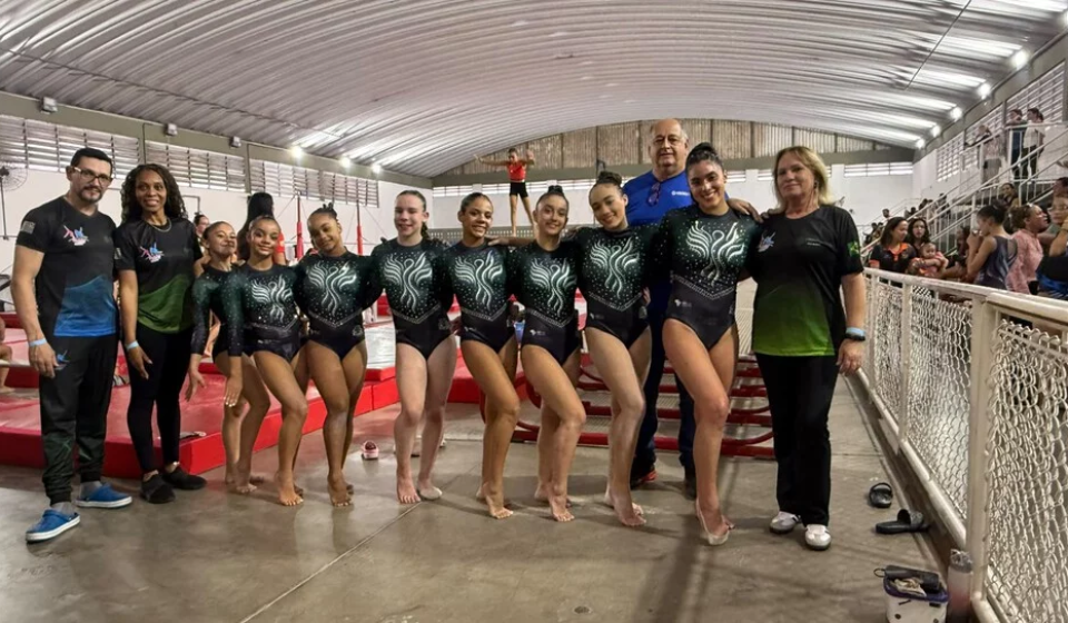 A equipe feminina de Ginástica Artística de Osasco celebra a conquista da medalha de ouro por equipes nos 68º Jogos Regionais, coroando uma campanha marcada por excelentes apresentações e destaque nas provas individuais.

Crédito: Indyara Nascimento