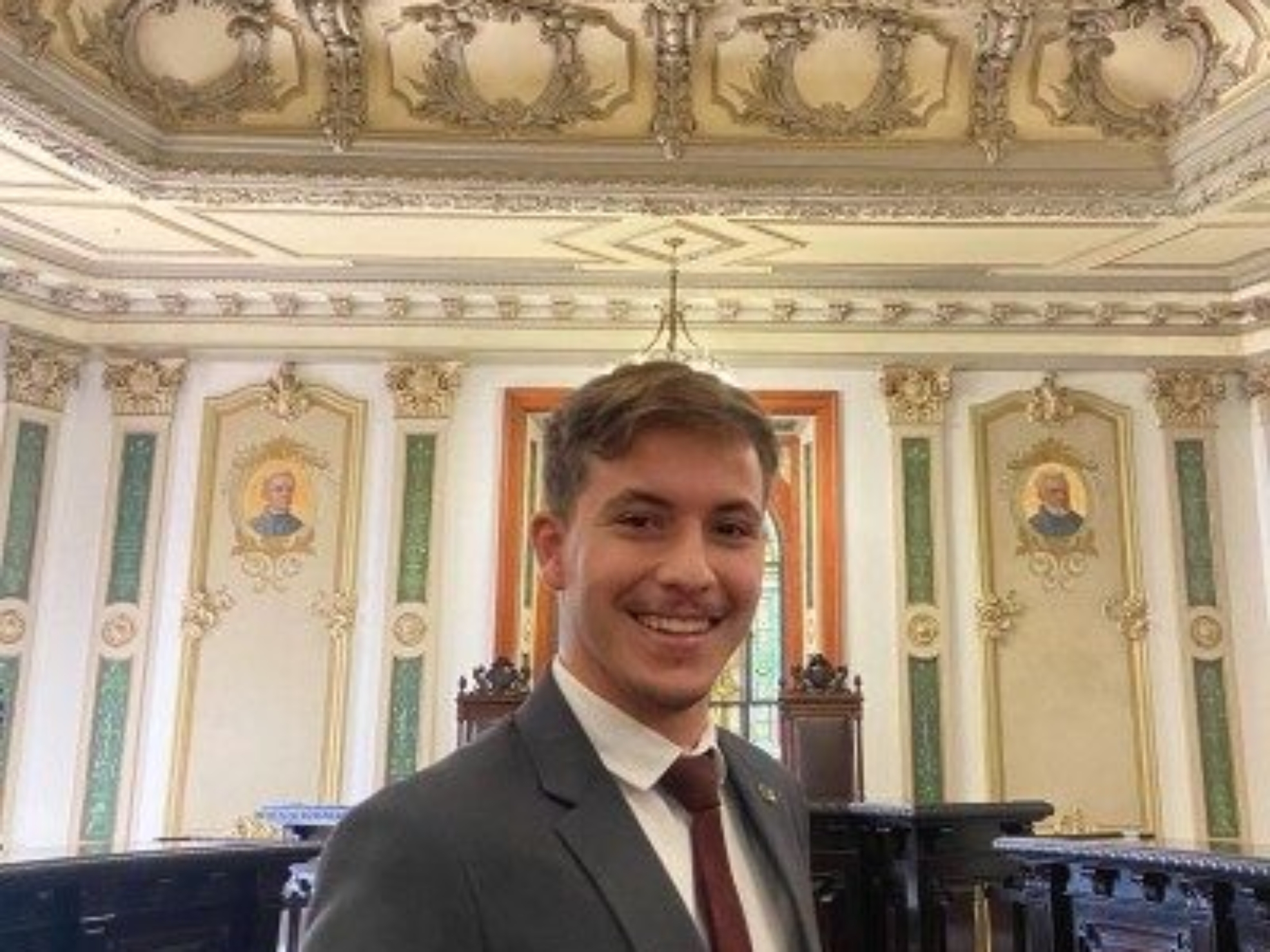 Gabriel Prevot Couto, advogado graduado pela UFRJ, pós-graduando em Processo Civil pela UERJ e membro da Comissão de Propriedade Intelectual da OAB/RJ. No artigo, o especialista analisa os desafios jurídicos envolvendo logotipos criados com inteligência artificial e seu possível registro como marca.
Crédito da foto: Arquivo pessoal/Gabriel Prevot Couto.
