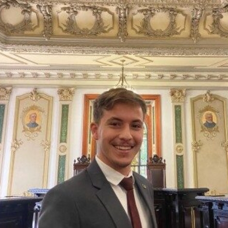 Gabriel Prevot Couto, advogado graduado pela UFRJ, pós-graduando em Processo Civil pela UERJ e membro da Comissão de Propriedade Intelectual da OAB/RJ. No artigo, o especialista analisa os desafios jurídicos envolvendo logotipos criados com inteligência artificial e seu possível registro como marca.
Crédito da foto: Arquivo pessoal/Gabriel Prevot Couto.