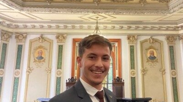 Gabriel Prevot Couto, advogado graduado pela UFRJ, pós-graduando em Processo Civil pela UERJ e membro da Comissão de Propriedade Intelectual da OAB/RJ. No artigo, o especialista analisa os desafios jurídicos envolvendo logotipos criados com inteligência artificial e seu possível registro como marca.
Crédito da foto: Arquivo pessoal/Gabriel Prevot Couto.