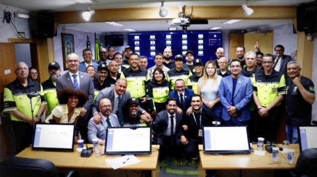 Agentes municipais de trânsito acompanham na Câmara de Osasco a aprovação do projeto que institui o plano de carreira da categoria.

Crédito: Câmara De Osasco