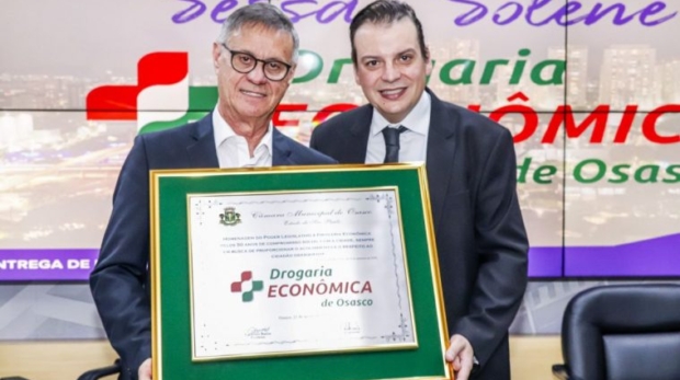 Drogaria Econômica recebe Placa Comemorativa da Câmara Municipal de Osasco pelos 51 anos de atuação e pelos serviços prestados à comunidade.
Crédito: Robson Cotait - Câmara De Osasco