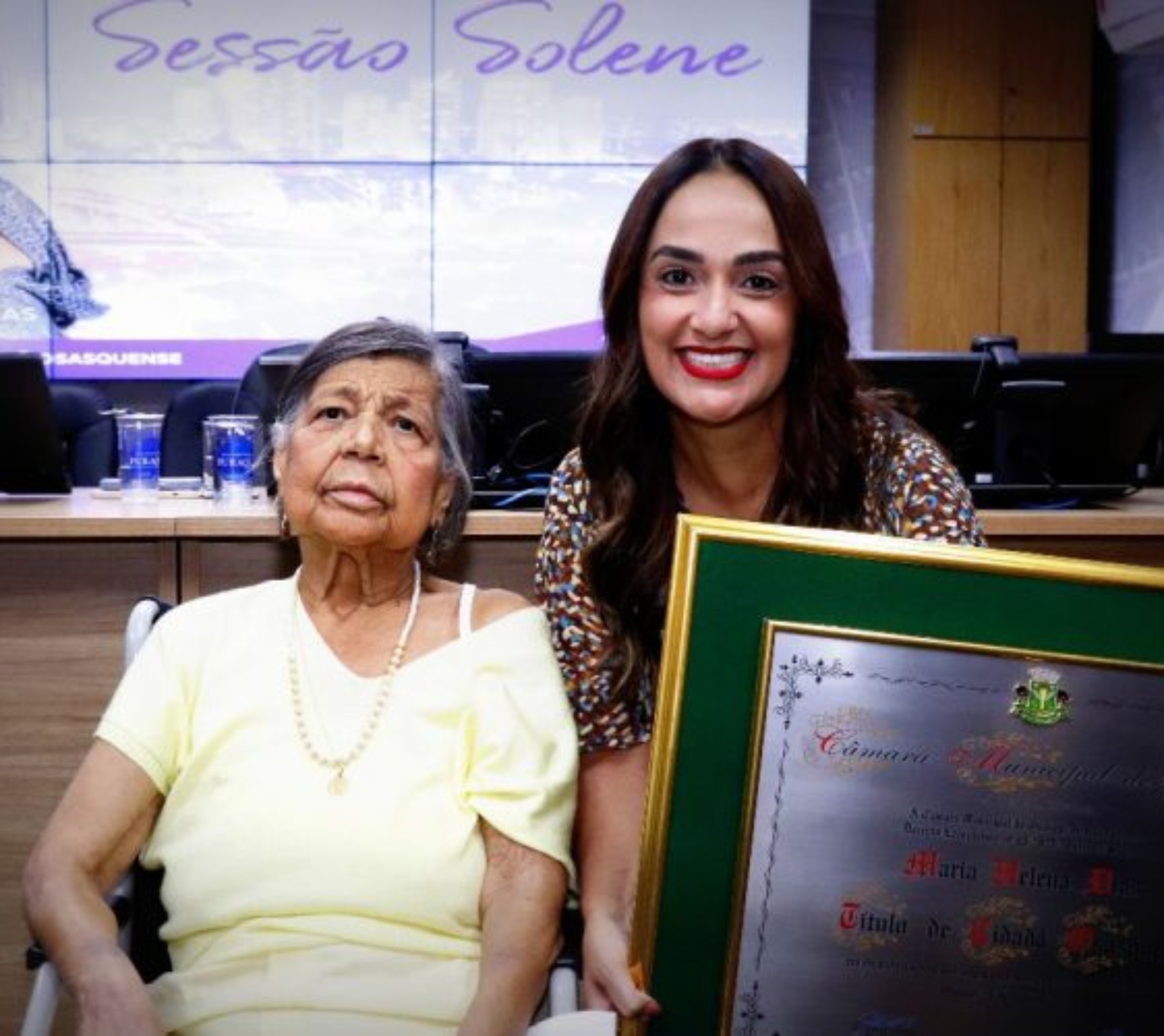 Dona Helena Dias recebe o título de Cidadã Osasquense durante sessão solene realizada no Plenário Tiradentes, em Osasco.